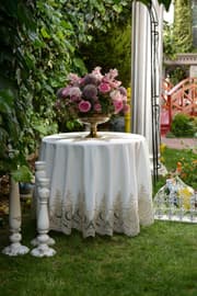 مفرش طاولة دائري 220سم بتصميم Julia من Daimon Home - أبيض وذهبي product image