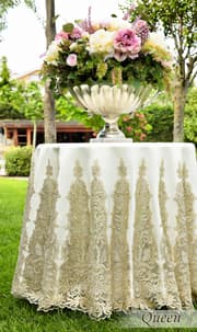 مفرش طاولة دائري 220سم بتصميم Queen من Daimon Home - أبيض وذهبي product image