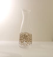 مطرة أكريليك 1.5 لتر بحروف عربية من Al-Hoora - ذهبي وشفاف product image
