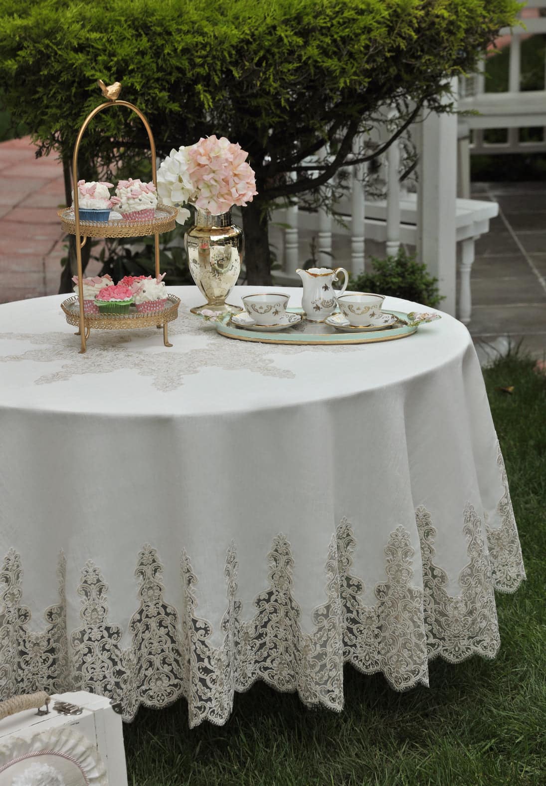 مفرش طاولة دائري 220سم بتصميم Royal من Daimon Home - أبيض